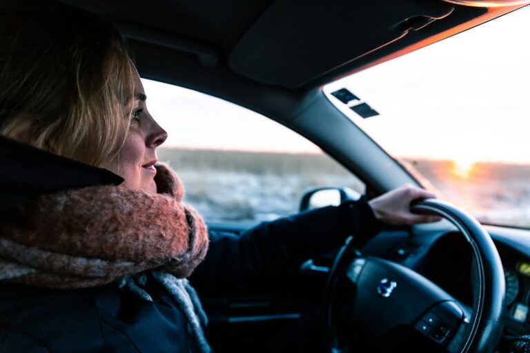 Vanaf 1 januari 2027 krijg je als werkgever mogelijk te maken met een nieuwe belasting op niet-volledig elektrische personenauto's van de zaak. Deze zogenoemde pseudo-eindheffing kan behoorlijk oplopen. Ben je van plan om binnenkort een benzineauto, dieselauto of hybride auto zakelijk aan te schaffen of te leasen? Dan is het verstandig om daar dit jaar al goed naar te laten kijken.